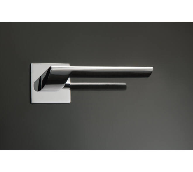 Olivari deurkruk Trend + vierkant geveerde rozet 51x5mm met nokken en doorgaande bevestiging Chroom