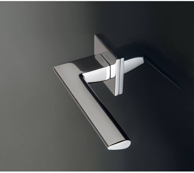 Olivari deurkruk Trend + vierkant geveerde rozet 51x5mm met nokken en doorgaande bevestiging Chroom