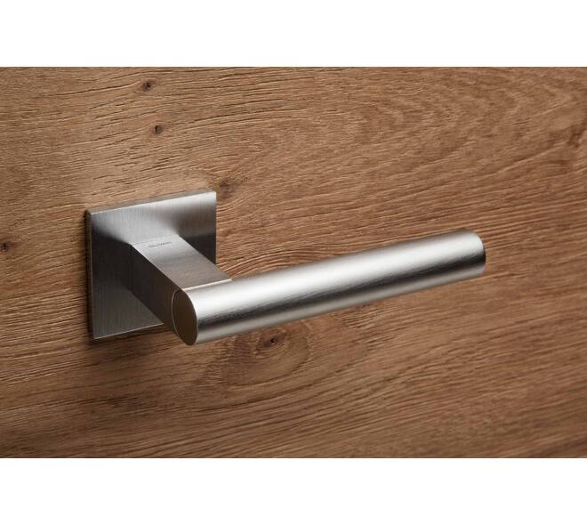 Olivari deurkruk Euclide Q + vierkant geveerde rozet 51x5mm met nokken en doorgaande bevestiging Chroom mat