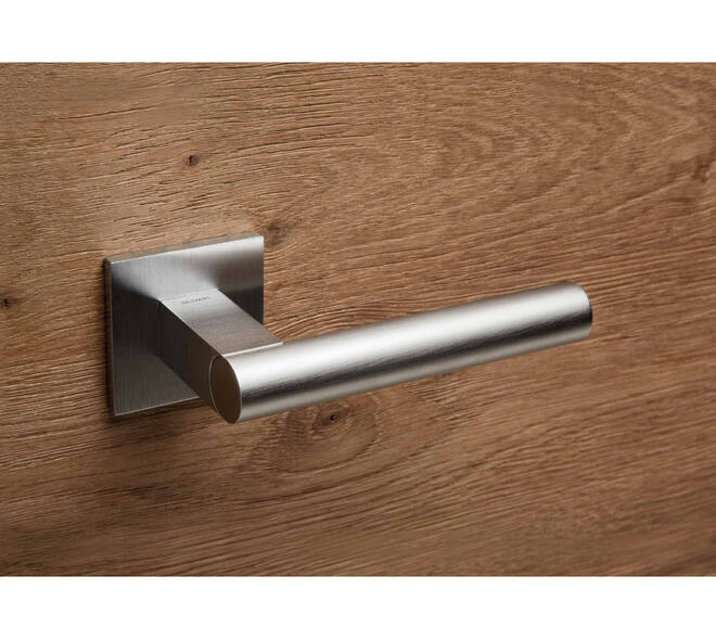 Olivari deurkruk Euclide Q + vierkant geveerde rozet 51x5mm met nokken en doorgaande bevestiging Chroom mat