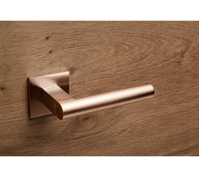 Olivari deurkruk Euclide Q + vierkant geveerde rozet 51x5mm met nokken en doorgaande bevestiging Koper mat titaan PVD