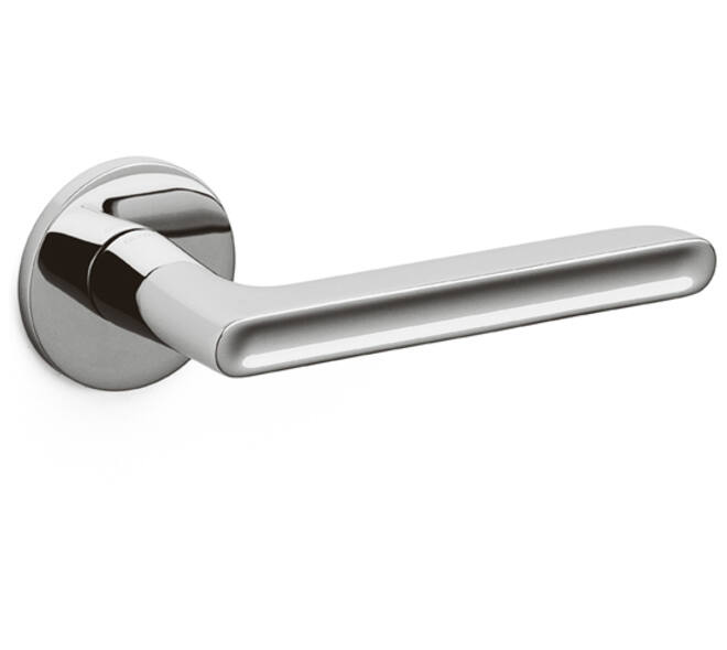 Olivari deurkruk Lucy + ronde geveerde rozet 51x5mm met nokken en doorgaande bevestiging Chroom