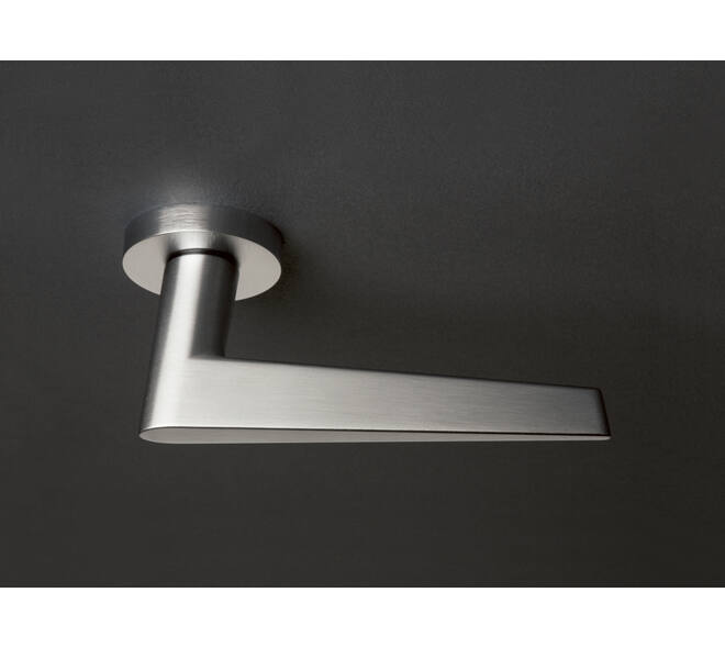 Olivari deurkruk Nina + ronde geveerde rozet 51x5mm met nokken en doorgaande bevestiging RVS mat titaan PVD