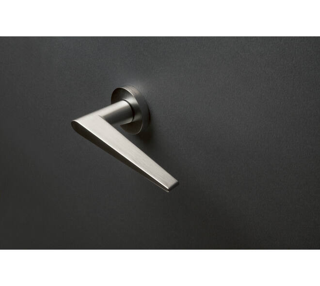 Olivari deurkruk Nina + ronde geveerde rozet 51x5mm met nokken en doorgaande bevestiging RVS mat titaan PVD