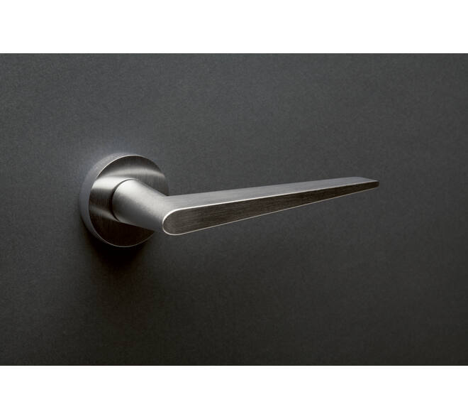 Olivari deurkruk Nina + ronde geveerde rozet 51x5mm met nokken en doorgaande bevestiging RVS mat titaan PVD
