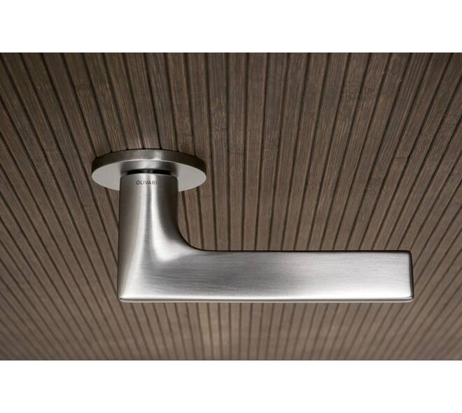 Olivari deurkruk Lotus + ronde geveerde rozet 51x5mm met nokken en doorgaande bevestiging Chroom mat