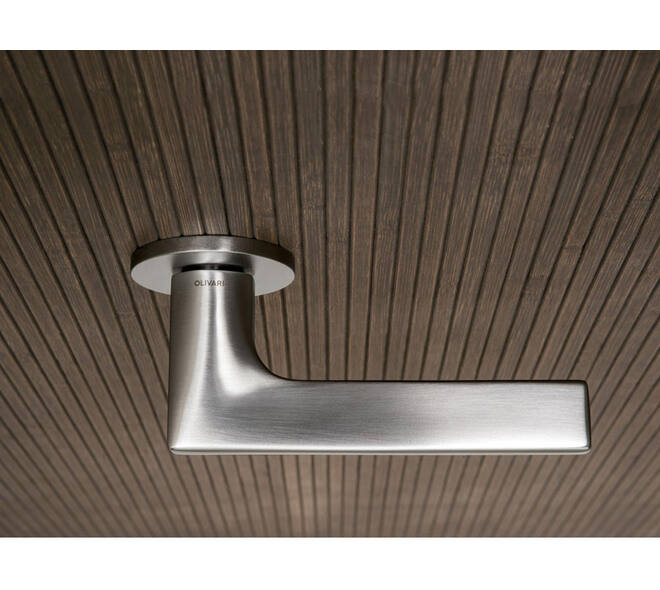 Olivari deurkruk Lotus + ronde geveerde rozet 51x5mm met nokken en doorgaande bevestiging Chroom mat