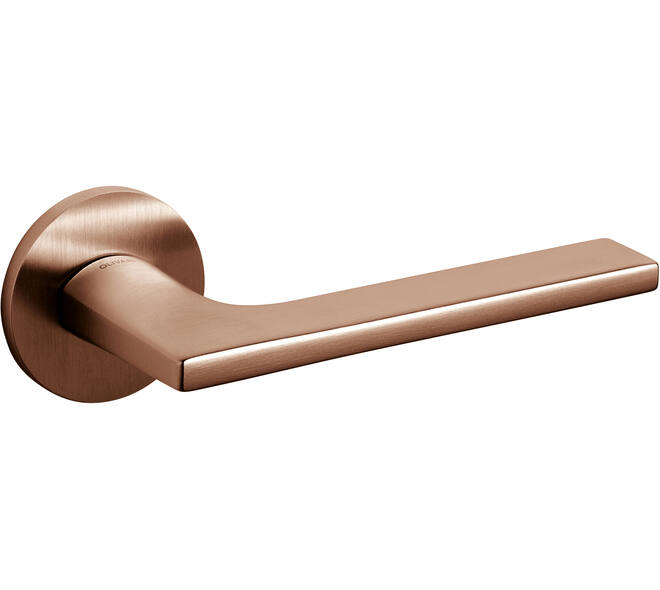 Olivari deurkruk Lotus + ronde geveerde rozet 51x5mm met nokken en doorgaande bevestiging Koper mat titaan PVD