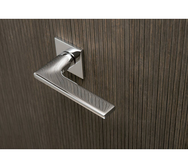 Olivari deurkruk Lotus Q + vierkant geveerde rozet 51x5mm met nokken en doorgaande bevestiging Chroom