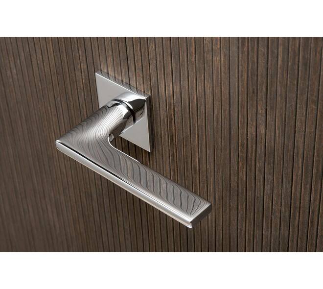 Olivari deurkruk Lotus Q + vierkant geveerde rozet 51x5mm met nokken en doorgaande bevestiging Chroom