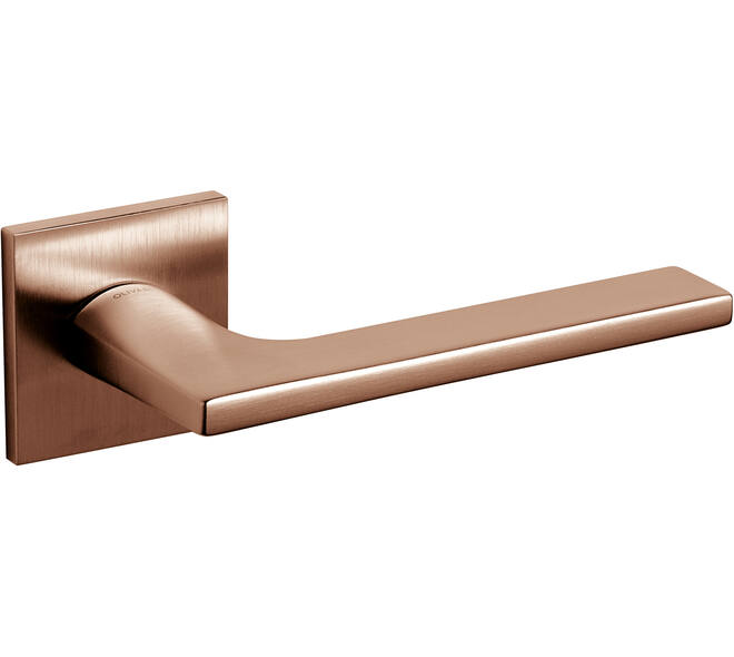 Olivari deurkruk Lotus Q + vierkant geveerde rozet 51x5mm met nokken en doorgaande bevestiging Koper mat titaan PVD