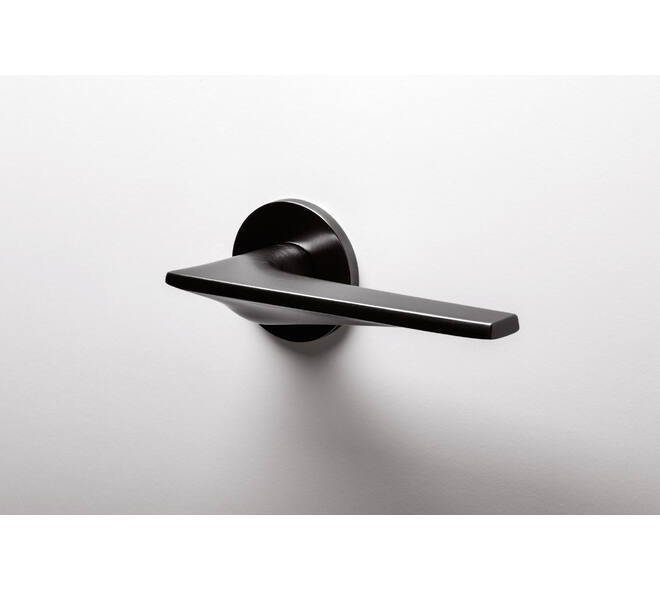 Olivari deurkruk Twist + ronde geveerde rozet 51x5mm met nokken en doorgaande bevestiging Antraciet mat titaan PVD