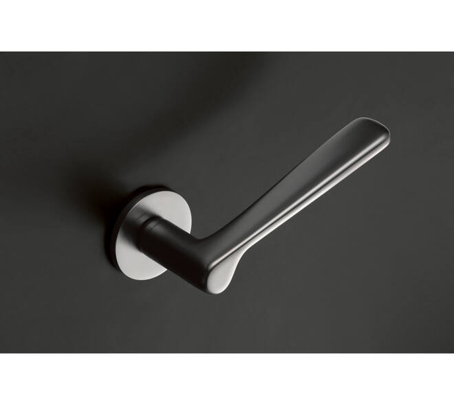 Olivari deurkruk Plume + ronde geveerde rozet 51x5mm met nokken en doorgaande bevestiging Chroom mat