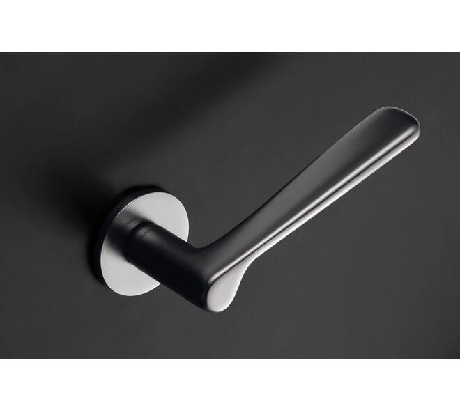 Olivari deurkruk Plume + ronde geveerde rozet 51x5mm met nokken en doorgaande bevestiging Chroom mat