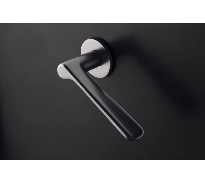Olivari deurkruk Plume + ronde geveerde rozet 51x5mm met nokken en doorgaande bevestiging Chroom mat