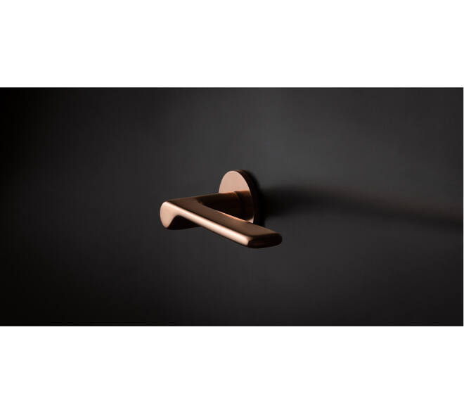 Olivari deurkruk Plume + ronde geveerde rozet 51x5mm met nokken en doorgaande bevestiging Koper mat titaan PVD