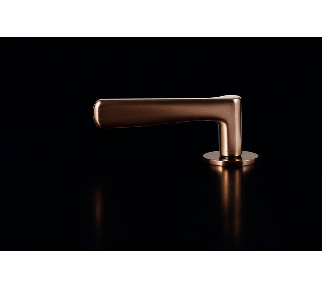 Olivari deurkruk Plume + ronde geveerde rozet 51x5mm met nokken en doorgaande bevestiging Koper mat titaan PVD