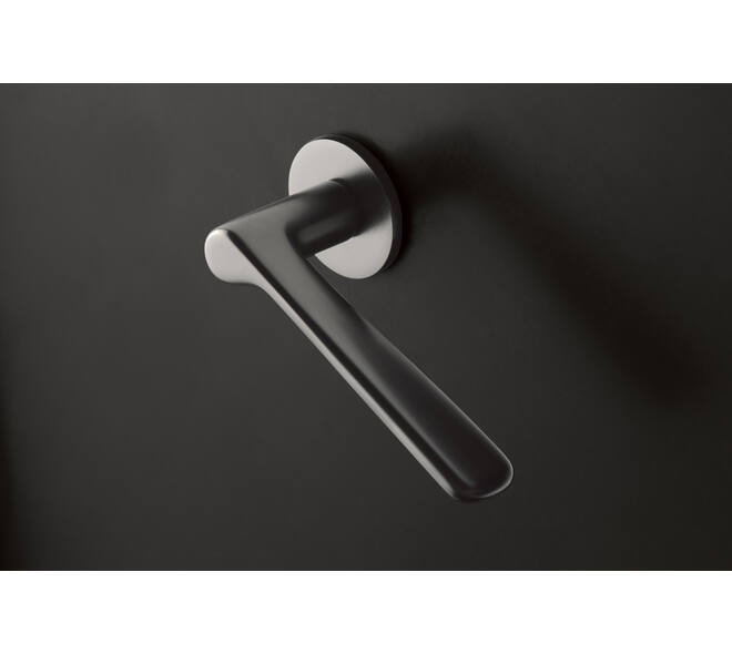 Olivari deurkruk Plume + ronde geveerde rozet 51x5mm met nokken en doorgaande bevestiging Antraciet mat titaan PVD