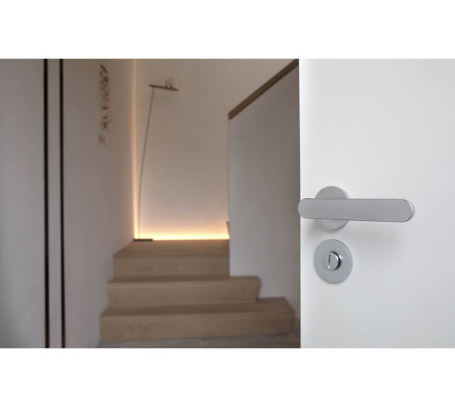 Olivari deurkruk Icona + ronde geveerde rozet 51x5mm met nokken en doorgaande bevestiging Chroom mat