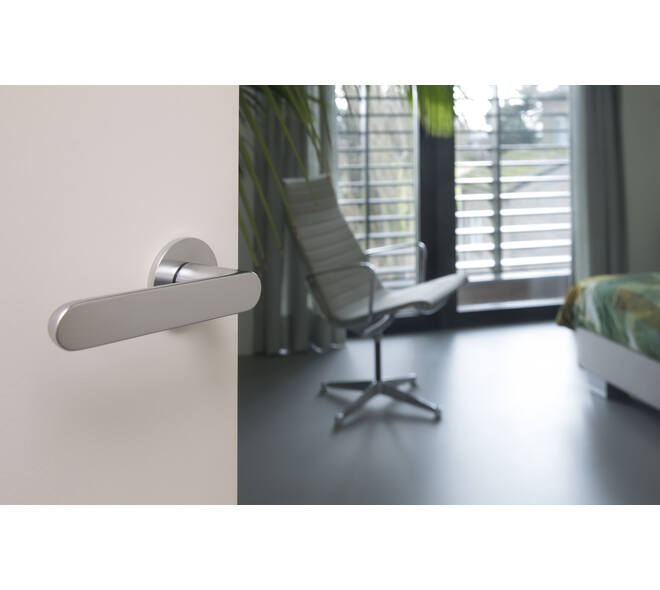 Olivari deurkruk Icona + ronde geveerde rozet 51x5mm met nokken en doorgaande bevestiging Chroom mat
