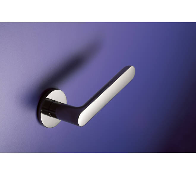Olivari deurkruk Icona + ronde geveerde rozet 51x5mm met nokken en doorgaande bevestiging Chroom