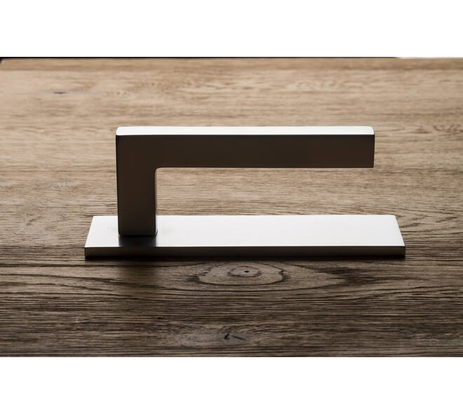 Olivari Deurkruk ABC + rechthoekig geveerd schild 162x51mm met doorgaande bevestiging RVS mat titaan PVD