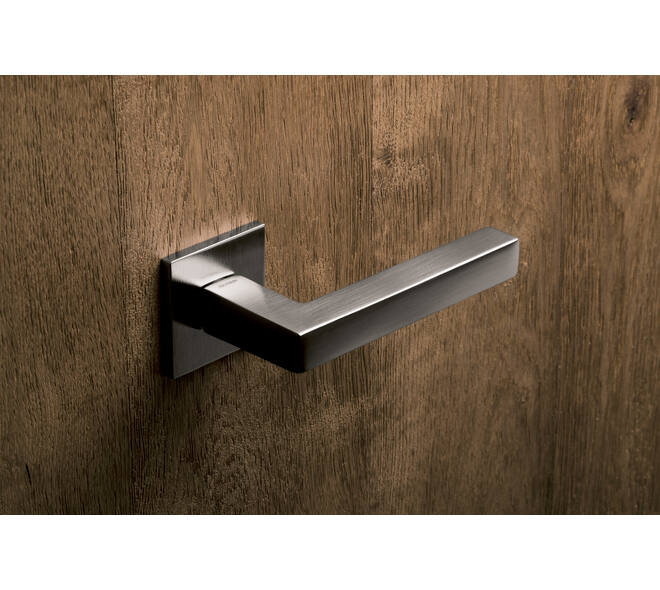 Olivari deurkruk ABC + vierkant geveerde rozet 51x5mm met nokken en doorgaande bevestiging RVS mat titaan PVD