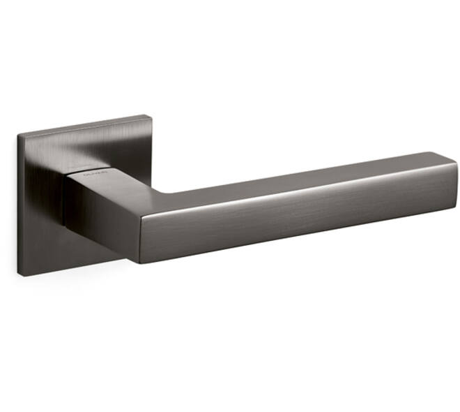 Olivari deurkruk ABC + vierkant geveerde rozet 51x5mm met nokken en doorgaande bevestiging Antraciet mat titaan PVD