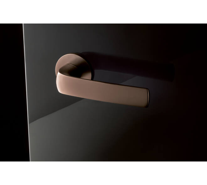 Olivari deurkruk Diva + ronde geveerde rozet 51x5mm met nokken en doorgaande bevestiging Brons mat titaan PVD