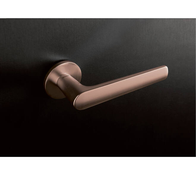 Olivari deurkruk Lugano + ronde geveerde rozet 51x5mm met nokken en doorgaande bevestiging Brons mat titaan PVD