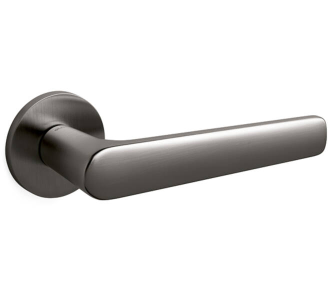 Olivari deurkruk Lugano + ronde geveerde rozet 51x5mm met nokken en doorgaande bevestiging Antraciet mat titaan PVD