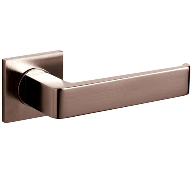 Olivari deurkruk Milano Q + vierkante geveerde rozet 51x5mm met nokken en doorgaande bevestiging Brons mat titaan PVD