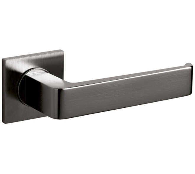 Olivari deurkruk Milano Q + vierkant geveerde rozet 51x5mm met nokken en doorgaande bevestiging Antraciet mat titaan PVD