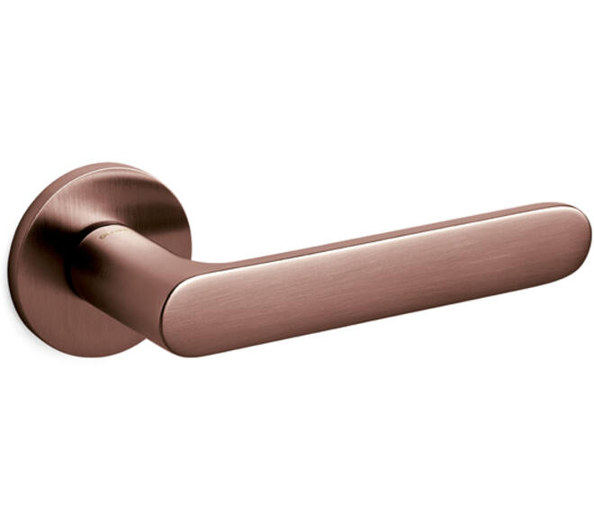 Olivari gatdeel Plume rechtswijzend + geveerde rozet Ø51x5mm met nokken en doorgaande bevestiging Koper mat titaan PVD