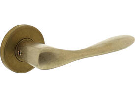 Deurkruk Banaan met rozet verdekt ø49x7mm messing getrommeld