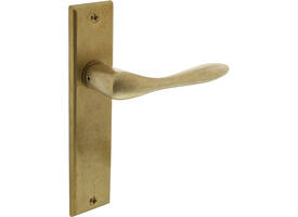Deurkruk Banaan met schild rechthoekig 181x41mm blind messing getrommeld