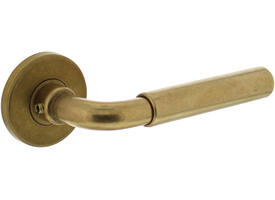 Deurkruk Palma met rozet verdekt ø49x7mm messing getrommeld