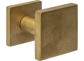 Voordeurknop vierkant 64x64mm op achterplaat 54x54mm verkropt éénzijdige montage PVD messing getrommeld