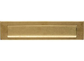 Briefplaat rechthoekig 340x75mm met klep/regenrand PVD messing getrommeld