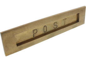 Briefplaat rechthoekig 330x77mm met verende klep binnendraaiend met tekst "POST" messing getrommeld