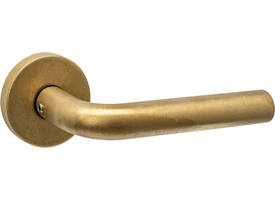 Deurkruk Luzern met rozet massief verdekt ø53x10mm met nokken PVD messing getrommeld