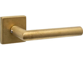 Deurkruk Jura met rozet massief verdekt 53x53x10mm met nokken PVD messing getrommeld