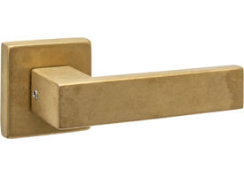 Deurkruk Amsterdam met rozet massief verdekt 53x53x10mm met nokken PVD messing getrommeld