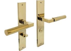 Deurkruk Baustil op schild rechthoekig 245x45mm wc 63/8mm PVD messingkleur