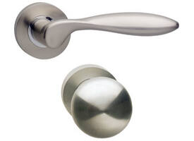 Knop/kruk garnituur rechts George op rozet verdekt ø52x10mm met nokken en cilinderrozetten nikkel mat