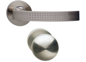 Knop/kruk garnituur rechts William op rozet verdekt ø52x10mm met nokken en cilinderrozetten chroom/nikkel mat