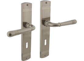 Deurkruk Helena op schild afgerond 235x45mm sleutelgat 72mm nikkel mat