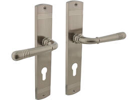 Deurkruk Helena op schild afgerond 235x45mm profielcilindergat 72mm nikkel mat