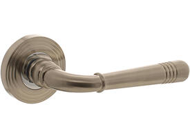 Gatdeel rechts Helena op rozet verdekt met rillen ø55x10mm met nokken chroom/nikkel mat