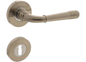 Deurkruk Helena op rozet verdekt met rillen ø55x10mm met nokken en sleutelrozetten chroom/nikkel mat